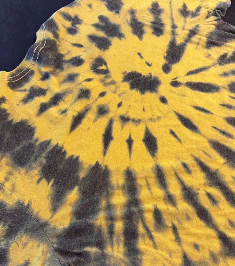 42 • Salamandra • 2XL Unisex Tee